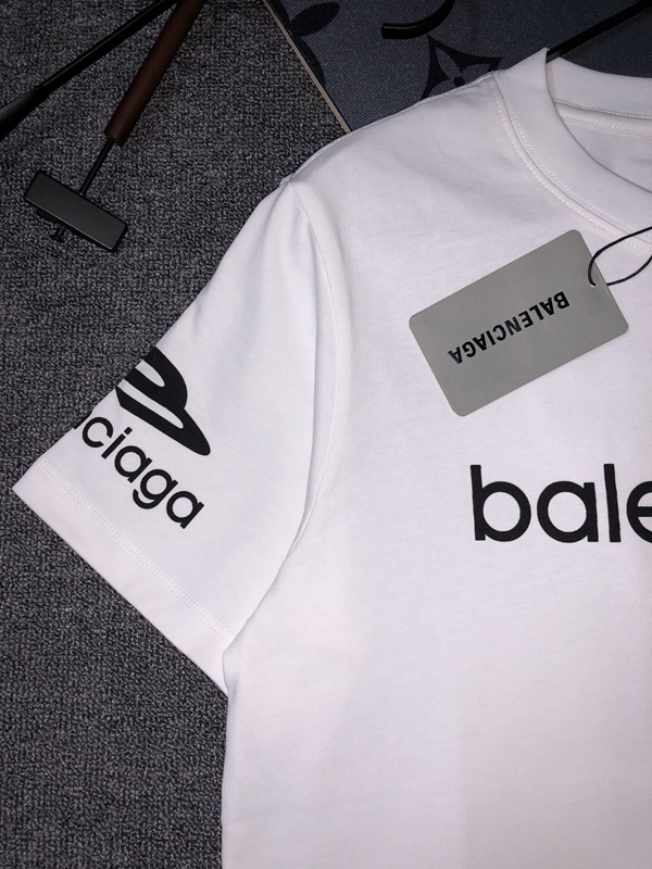 ブランドTシャツ側面デザイン